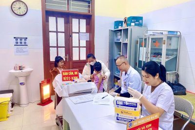 Trường Mầm non Ninh Hòa phối hợp với Cơ sở y tế Ninh Hòa, phường Tây Hoa Lư tổ chức tiêm chủng bù liều vắc xin cho trẻ nhập học tại cơ sở GD mầm non