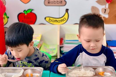 “Dinh dưỡng đầy đủ – bữa ăn an toàn – niềm vui mỗi ngày của trẻ”. Nhà trường luôn chú trọng tổ chức bữa ăn khoa học, đủ chất, đảm bảo vệ sinh an toàn thực phẩm.