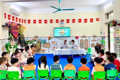 Thực hiện Kế hoạch số 17/KH-TYT ngày 17 tháng 3 năm 2026 về việc tổ chức khám sức khỏe học sinh trên địa bàn phường Tây Hoa Lư, hôm nay, ngày 19/3/2026, trường Mầm non Ninh Hòa được đón tiếp các y bác sỹ của Trạm y tế phường về thực hiện công tác khám sức khỏe định kỳ, cân, đo và đánh giá thể trạng cho trẻ.